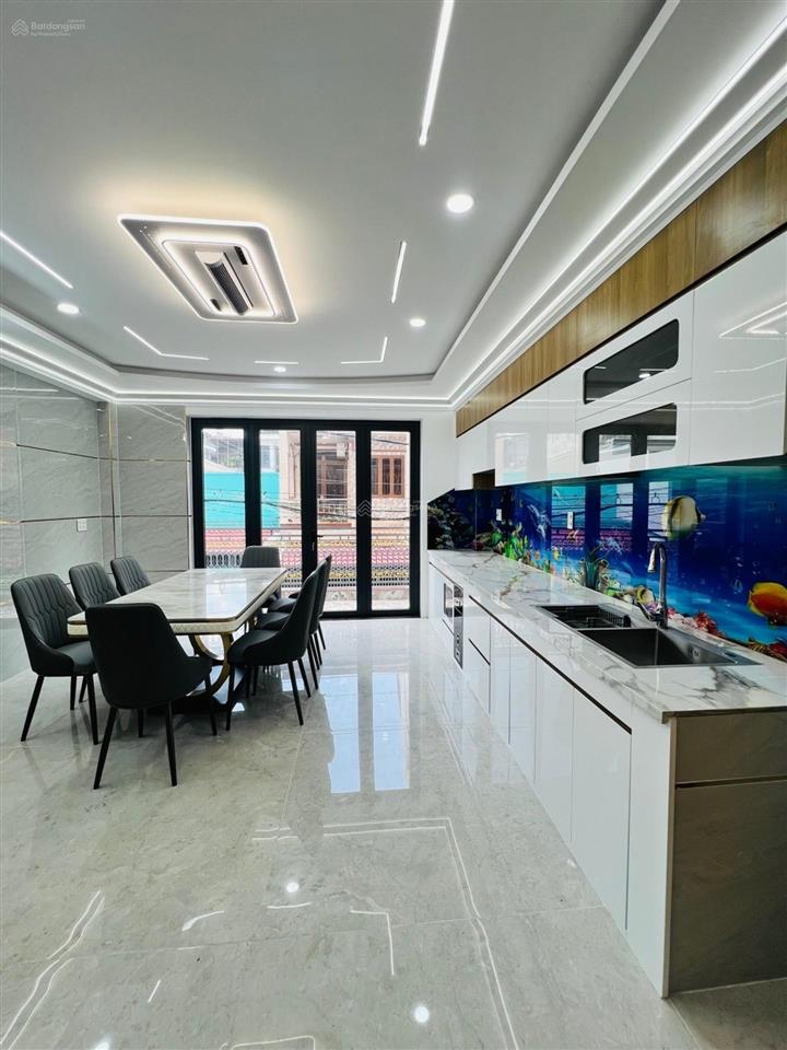 Nhà 5 tầng  thang máy xịn  hẻm 8m thông
