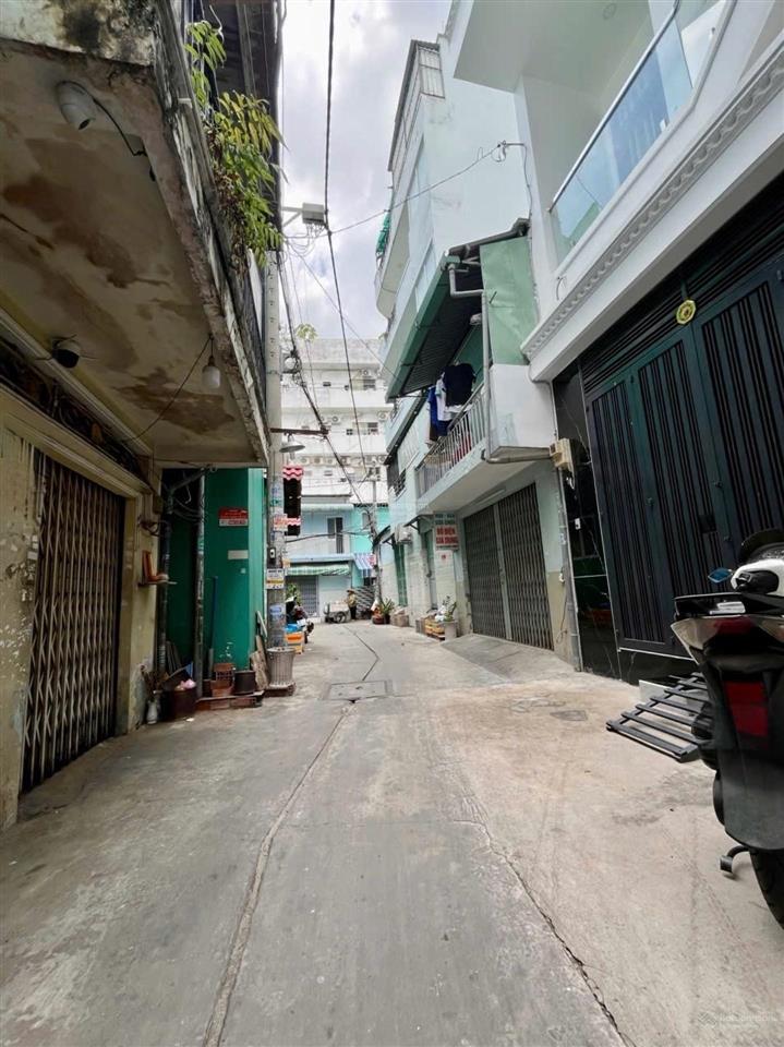 Nhà 2 tầng hẻm xe hơi ngay chợ lê văn quới