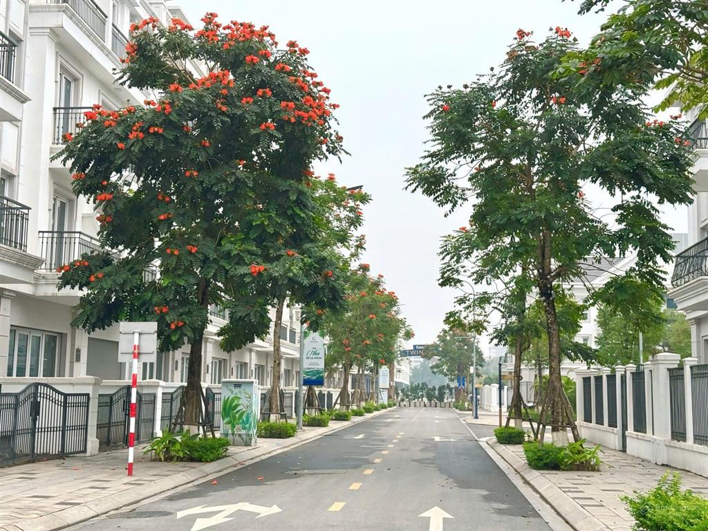 Cần bán gấp liền kề eurowindow twin park, giá 16.5 tỷ, đã có sổ, view công viên bể bơi