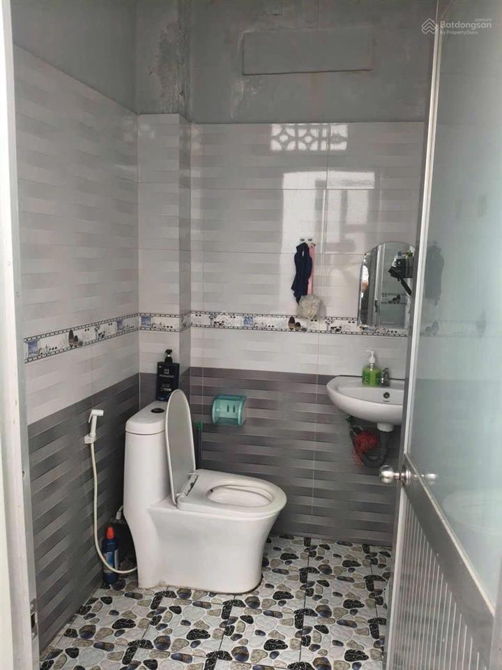 Bán nhà mặt tiền xts 26 hóc môn, 4x18m, có lửng 2pn, sân ô tô, công nhận đủ, giá 2,8 tỷ