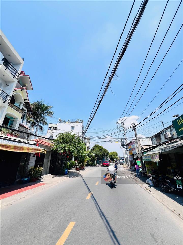 Ngộp bank! nhà 3 tầng  100m2( ngang 8.65m) siêu siêu đẹp  sát phạm văn đồng