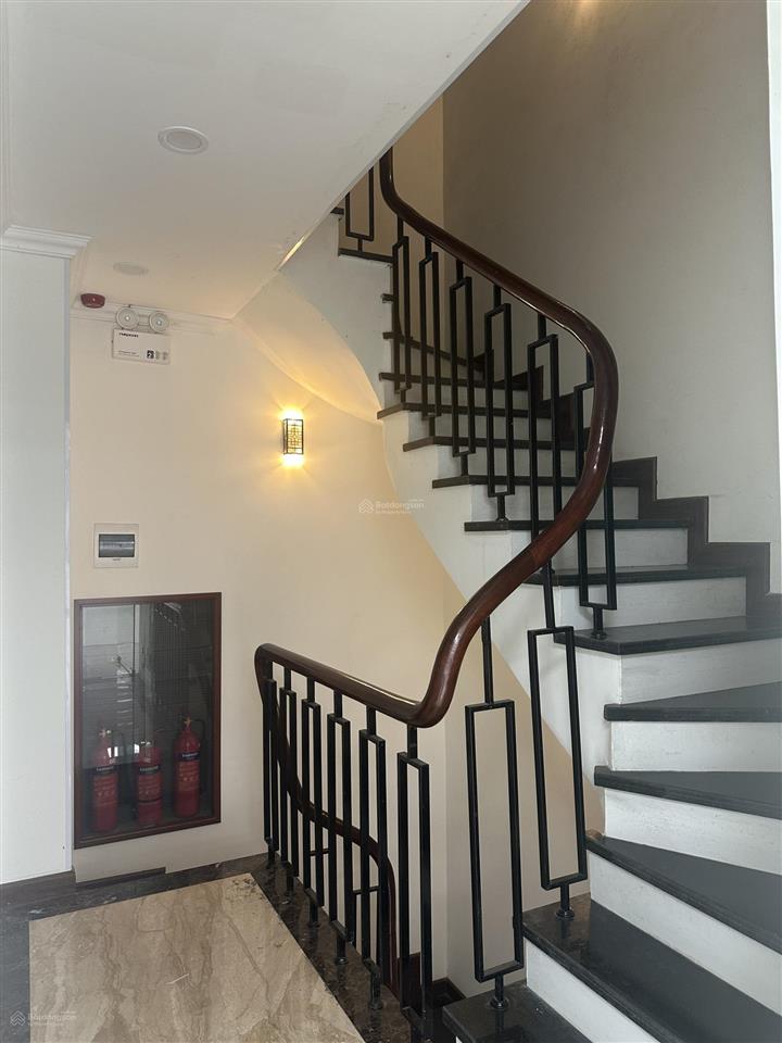 Nhà mặt phố nguyễn đình chiểu, hai bà trưng 60m2, 8 tầng, 100 triệu / tháng, đt 0983 834 ***