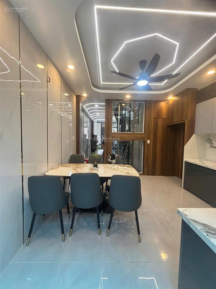 Giá mới chỉ 8.2 tỷ  nhà 5 tầng có thang máy  hẻm 6m thông