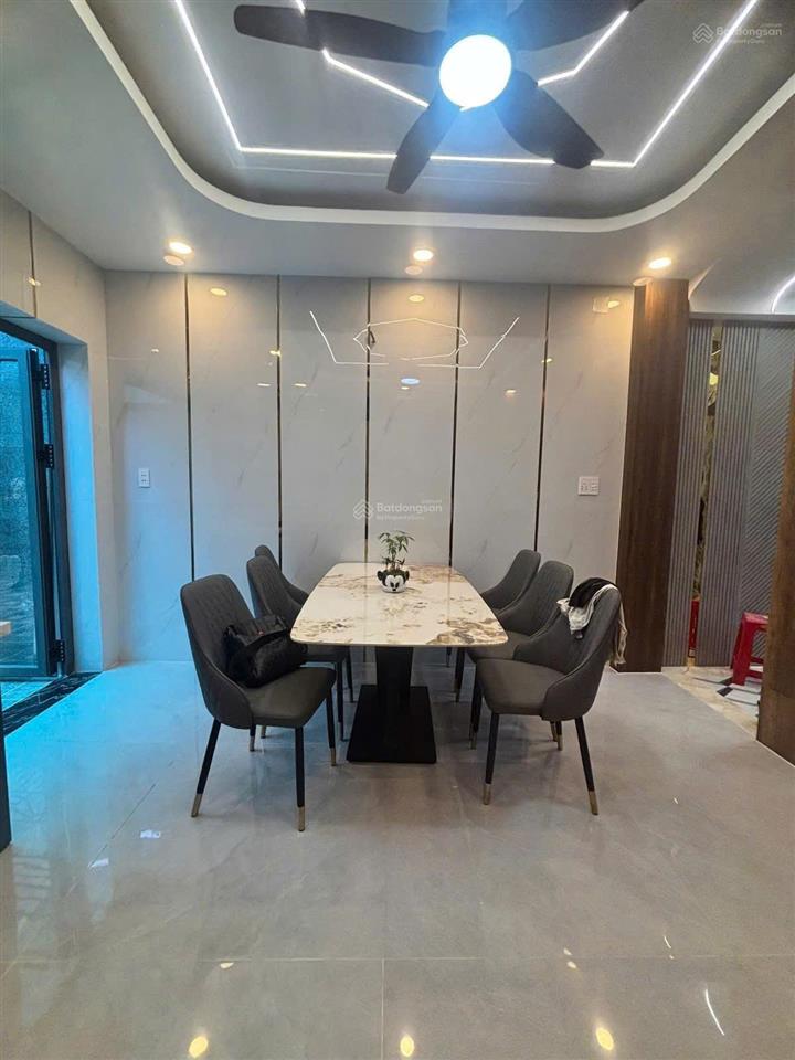 Giá mới chỉ 8.2 tỷ  nhà 5 tầng có thang máy  hẻm 6m thông