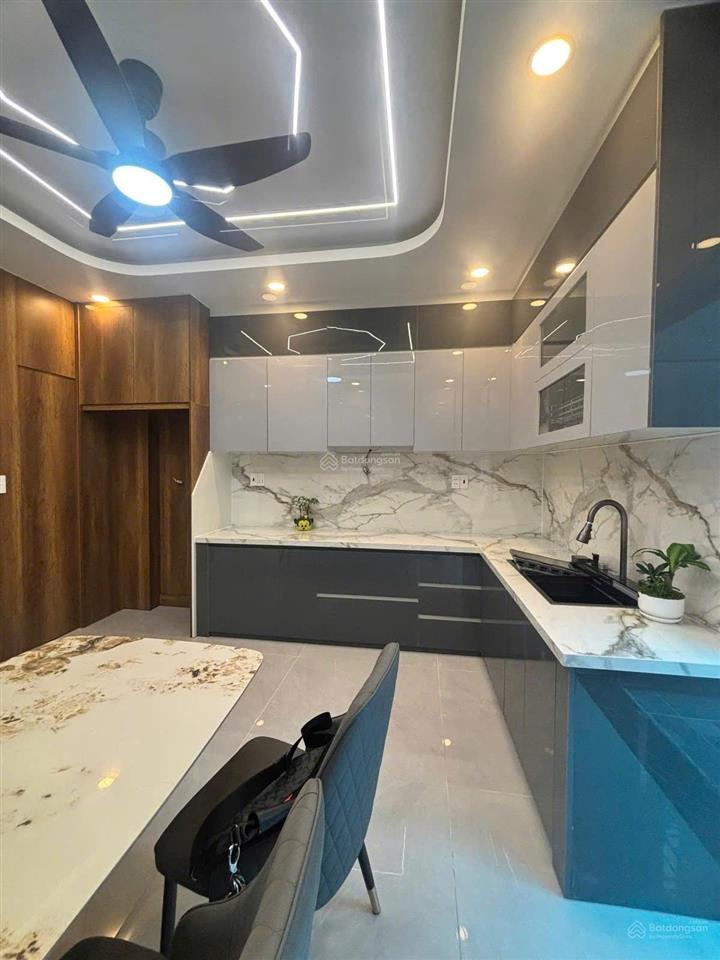 Giá mới chỉ 8.2 tỷ  nhà 5 tầng có thang máy  hẻm 6m thông