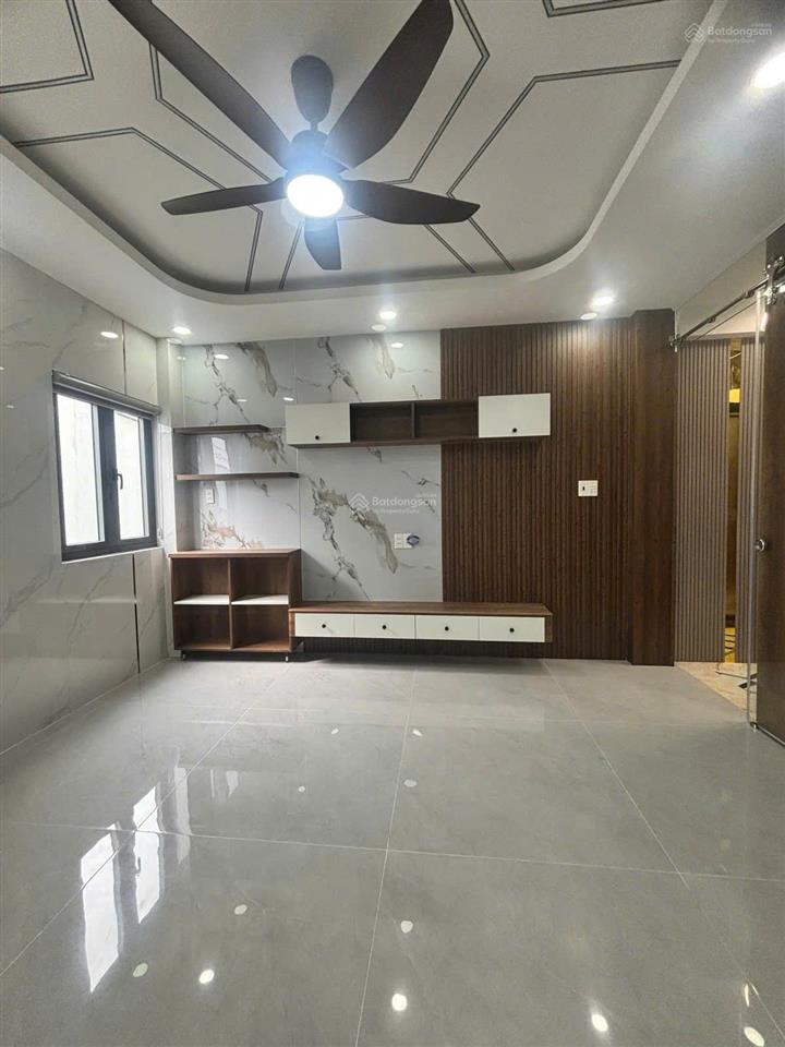 Giá mới chỉ 8.2 tỷ  nhà 5 tầng có thang máy  hẻm 6m thông