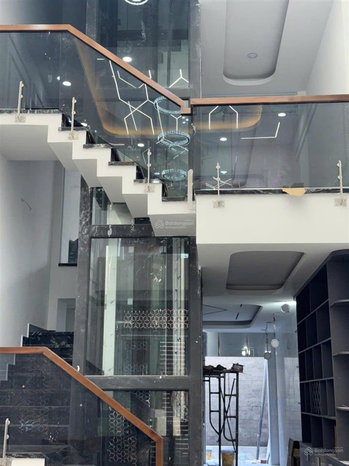 Giá mới chỉ 8.2 tỷ  nhà 5 tầng có thang máy  hẻm 6m thông