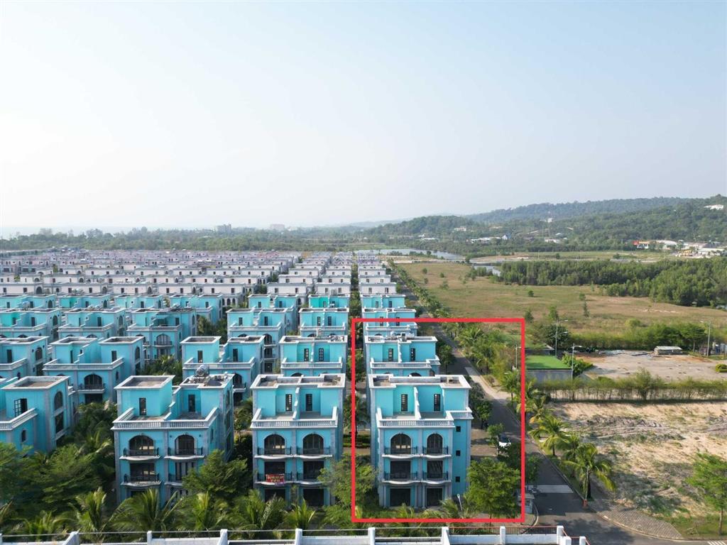 Cần chuyển nhượng cặp biệt thự paris villas siêu vip ngay góc ngã tư trục đường 24m.  0939 439 ***
