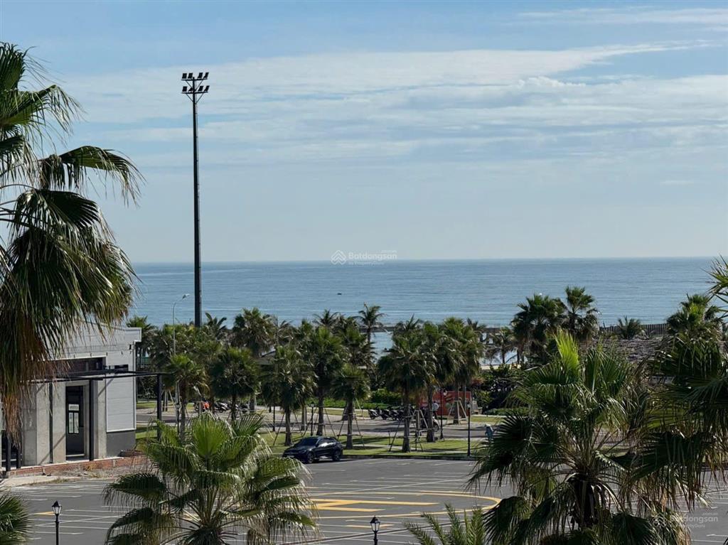 Biệt thự hạng sang xứng tầm view biển  kế hồ bơi vô cực