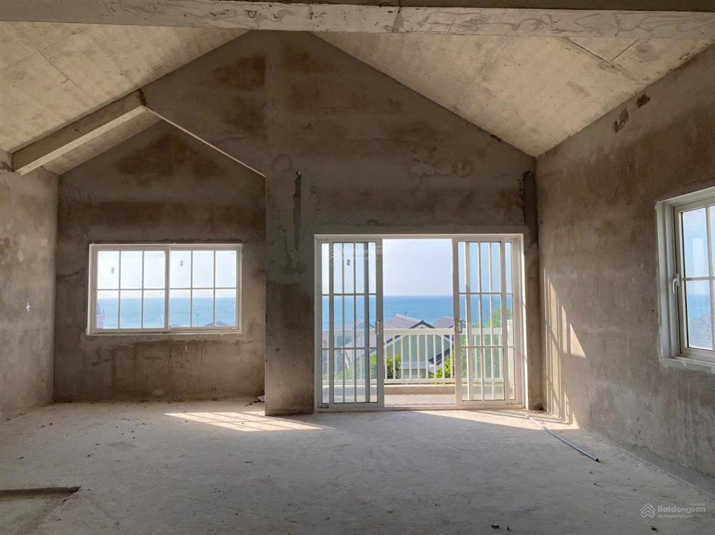 Biệt thự hạng sang xứng tầm view biển  kế hồ bơi vô cực