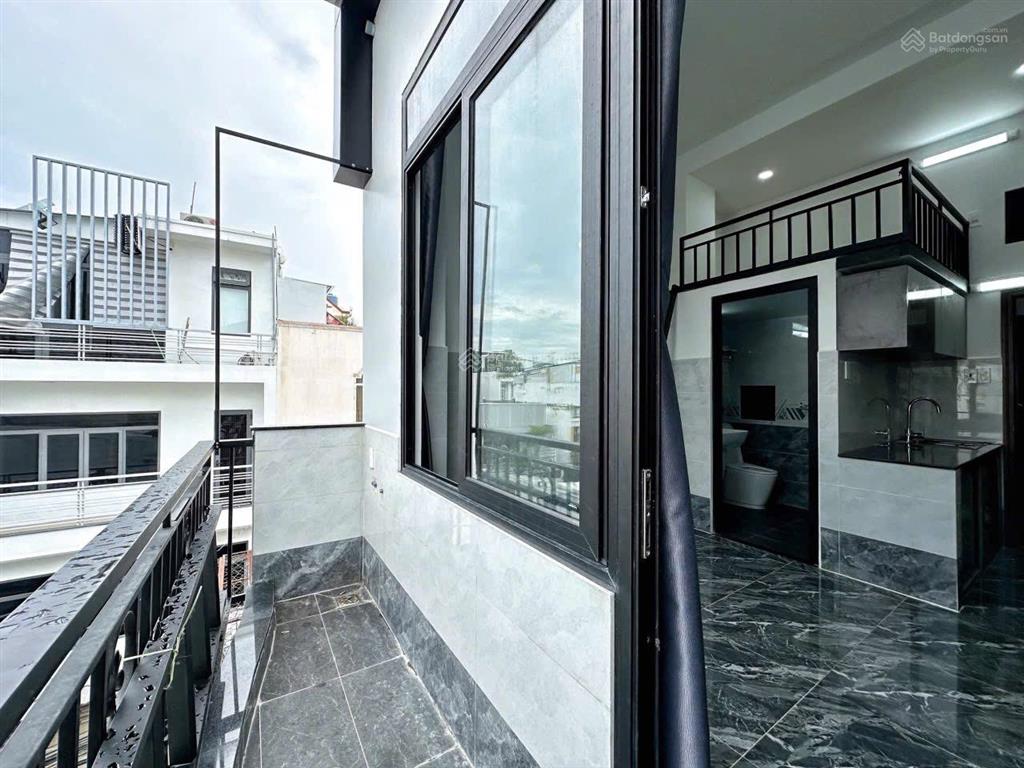 Phòng có gác ban công rộng thoáng gần cầu kiệu, quận 3