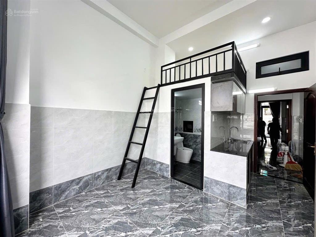 Phòng có gác ban công rộng thoáng gần cầu kiệu, quận 3