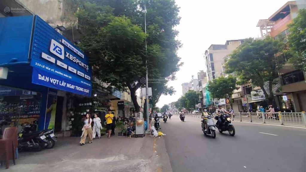 Trung tâm quận 3 thuận tiện di chuyển khắp tp hcm. sát mặt tiền đường lê văn sỹ. nhà rộng thoáng