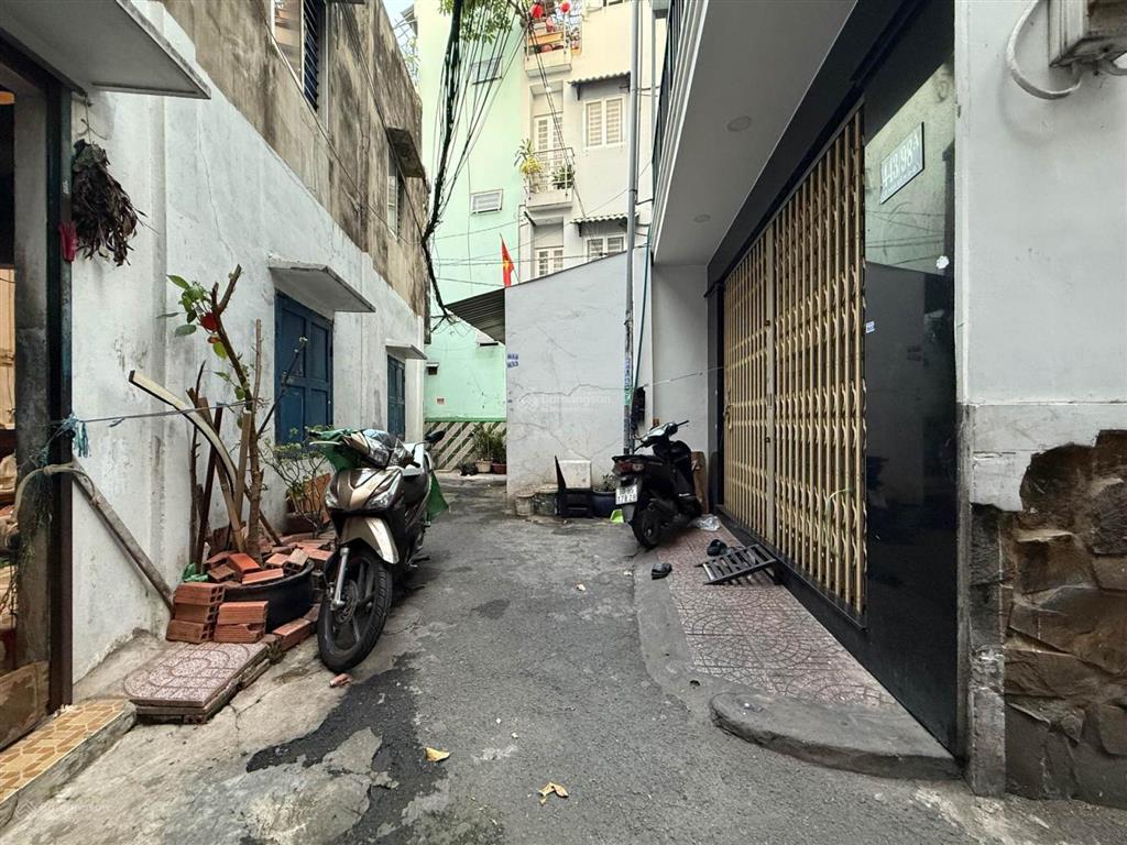 Hẻm trước nhà 3m5, thông thoáng sạch sẽ, lô góc 2 mặt thoáng. + cách mặt tiền đường 5m