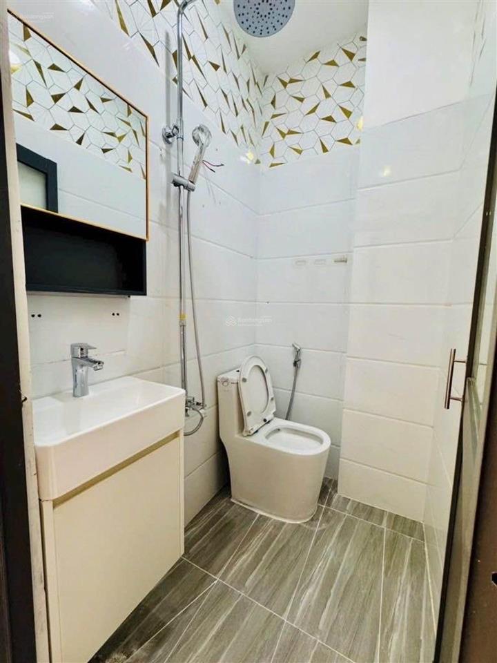 Cmt8, quận 3  4 tầng  2 pn, 3 wc  tặng full nội thất xịn  ở hay cho thuê đều tuyệt vời