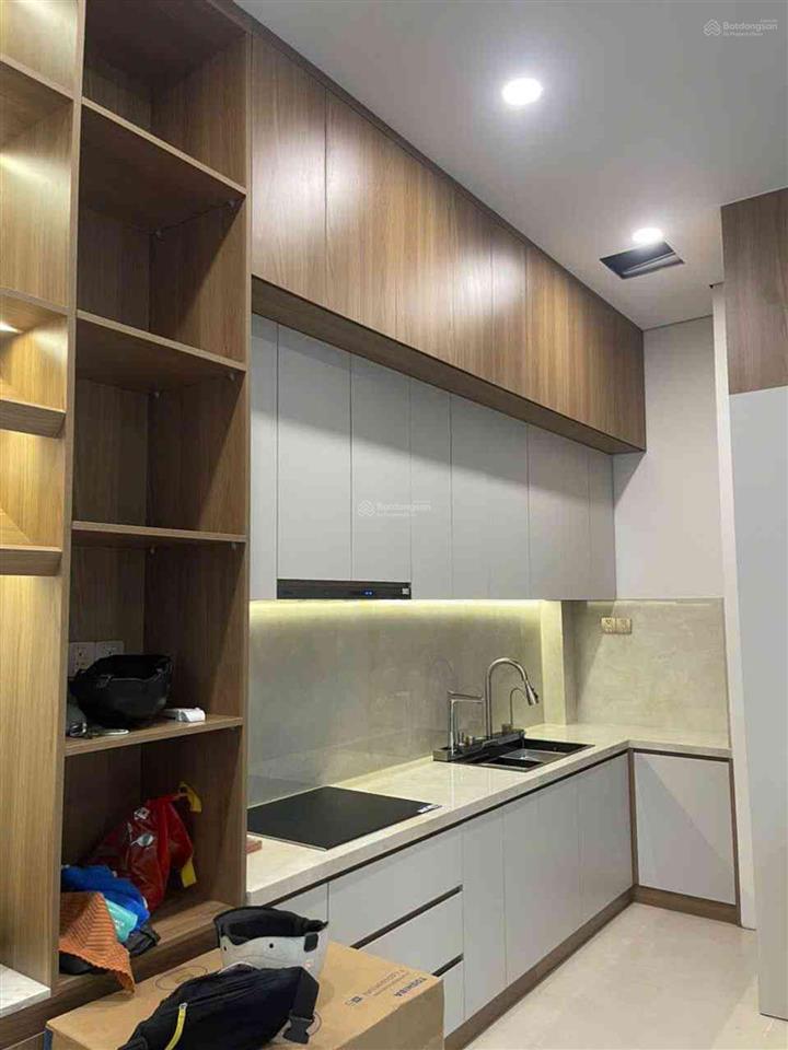 Nhà đẹp q10  3 tầng đúc  cách mặt tiền cmt8 30m