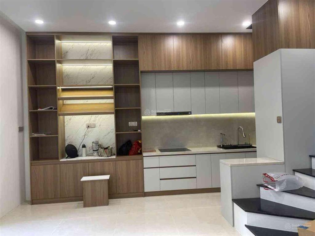 Nhà đẹp q10  3 tầng đúc  cách mặt tiền cmt8 30m