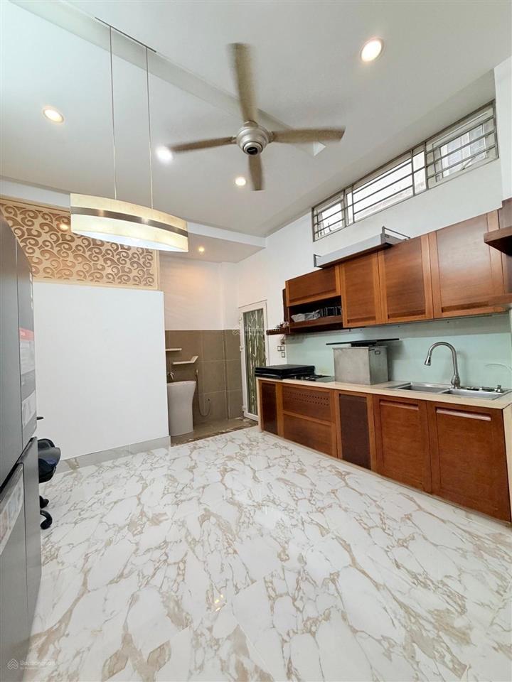 Hẻm xe hơi quay đầu  dt 61.5m2  4 tầng btct