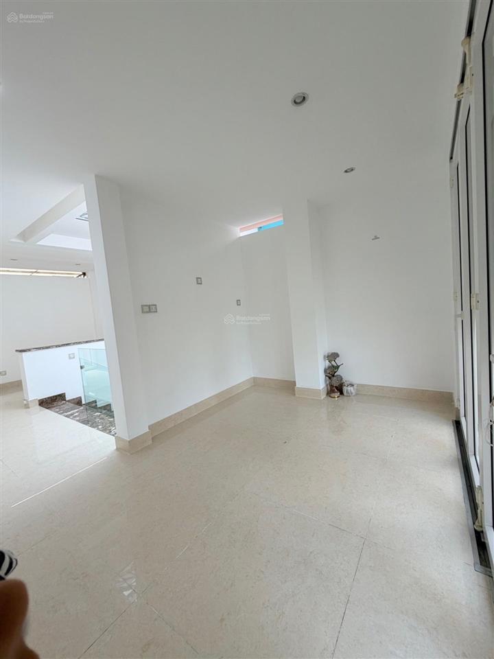 Hẻm xe hơi quay đầu  dt 61.5m2  4 tầng btct