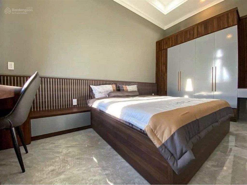 Cho thuê gấp nhà phân lô 2 mặt thoáng hoàng cầu, dt 60m2 x 5 tầng, mt 5m, ô tô tránh.giá 23tr