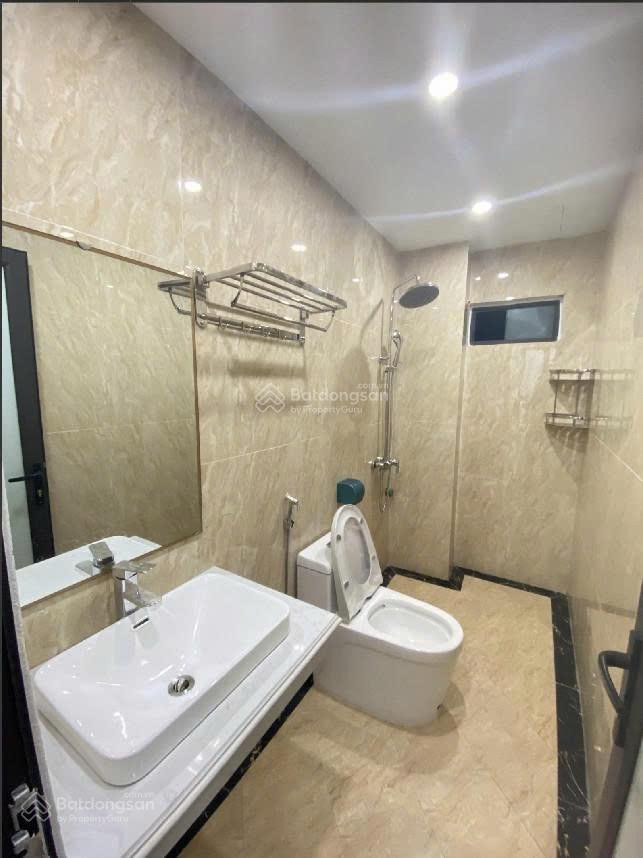 Cần cho thuê gấp nhà phố láng hạ, dt 65m2 x 5 tầng, mặt tiền 5m. ngõ ô tô tránh. gía 22tr/th