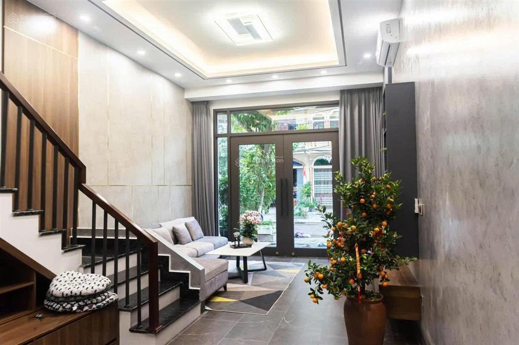 Cần cho thuê gấp nhà mới tinh phố huỳnh thúc kháng, dt 70m2 x 7 tầng, ngõ ô tô, thang máy. gía 38tr