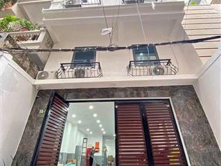 Cần cho thuê gấp nhà phố láng hạ, dt 80m2 x 8 tầng, mặt tiền 5m. ngõ ô tô tránh,thang máy. gía 40tr