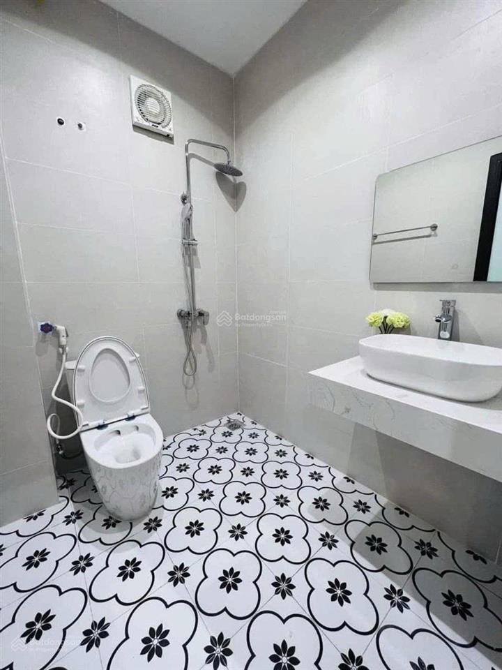 Cần cho thuê gấp nhà phố láng hạ, dt 80m2 x 8 tầng, mặt tiền 5m. ngõ ô tô tránh,thang máy. gía 40tr