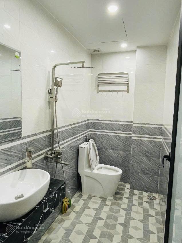 Cho thuê nhà phân lô huỳnh thúc kháng, dt 50m2 x 5 tầng, mặt tiền 4m, 2 ô tô tránh. giá 18tr/th