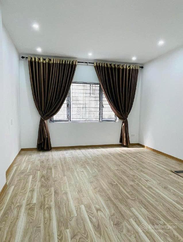Cho thuê nhà phân lô huỳnh thúc kháng, dt 50m2 x 5 tầng, mặt tiền 4m, 2 ô tô tránh. giá 18tr/th