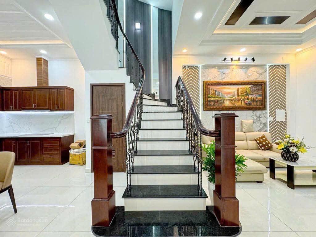 Chuyển công tác bán gấp nhà hẻm 5m hồng bàng, 60m2, 4 tầng, 4pn, có sân thượng,đối diện thuận kiều