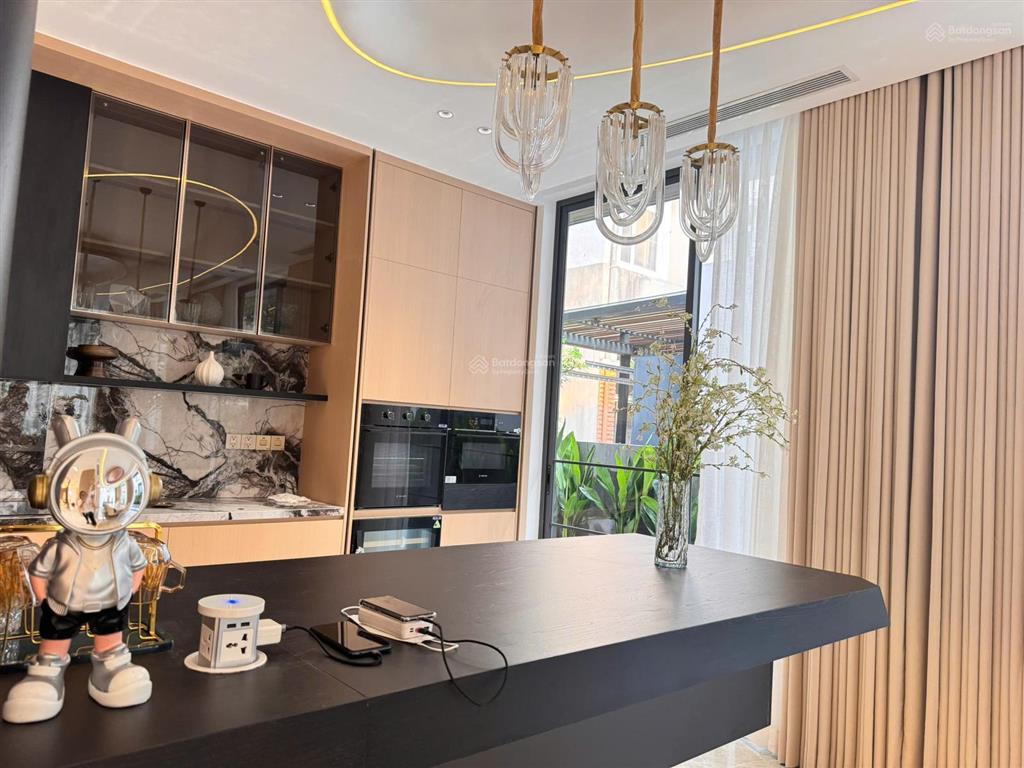 Bán căn biệt thự mới xây trong khu đô thị phú mỹ hưng. dt 212m2 giá có 85 tỷ