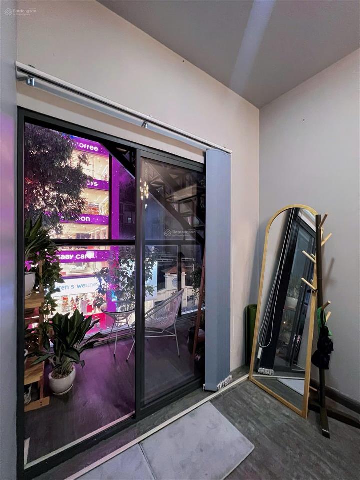 Trống căn penthouse duplex ban công full nội thất, vị trí trung tâm q4, gần quận 1, vincom