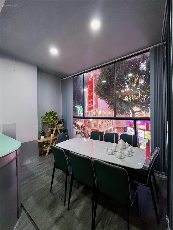 Trống căn penthouse duplex ban công full nội thất, vị trí trung tâm q4, gần quận 1, vincom