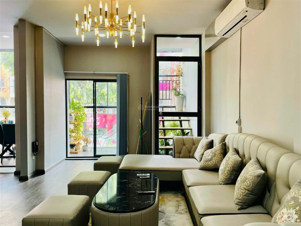 Trống căn penthouse duplex ban công full nội thất, vị trí trung tâm q4, gần quận 1, vincom