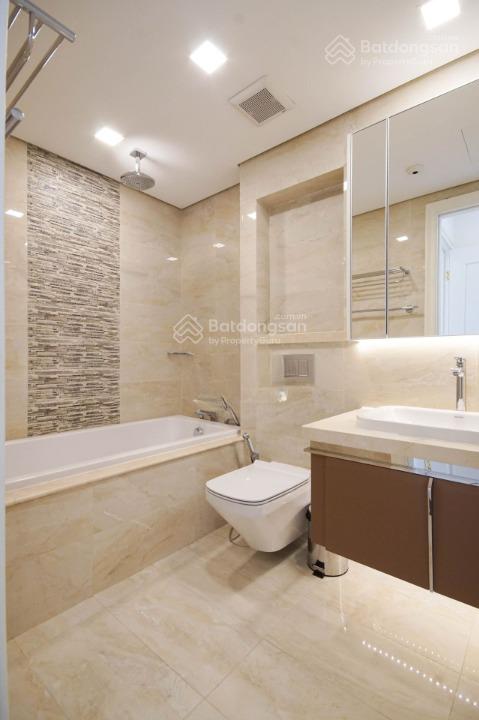 Chủ gửi bán 2pn bason view landmark  tầng đẹp sẵn sổ hồng công chứng  sẵn hđ thuê khách nhật