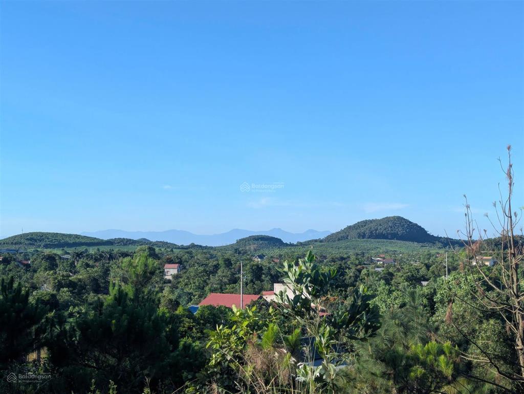 Mảnh đất view nghỉ dưỡng tuyệt đẹp nhìn ra hai hồ lớn, 6000m2 với 86m mặt đường và 300m2 thổ cư