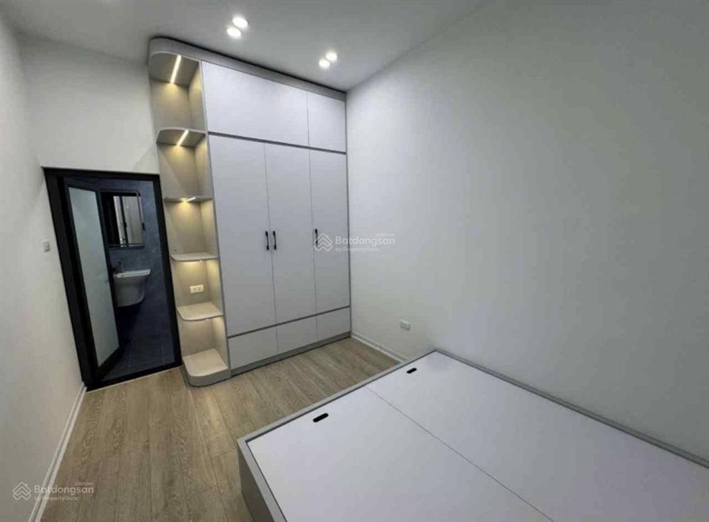 Bán nhà lò đúc 30m  4 tầng  mt 4m  ô tô 5m  sát hồ  2.9 tỷ  nhà đẹp ở luôn