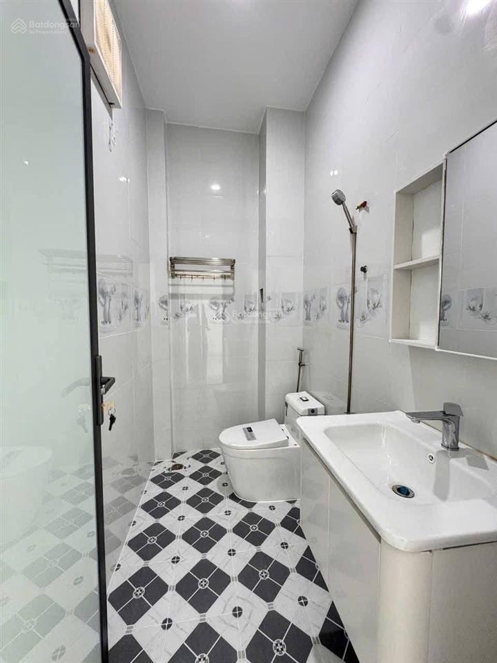 Bán gấp nhà ngay bến xe quận 8, đang cho thuê 18tr/tháng, 850 triệu