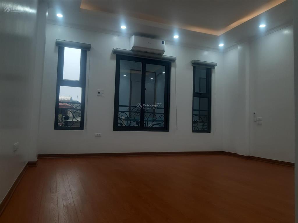 Cho thuê biệt thự lô góc 165m2 xây dựng 4 tầng+ 1 hầm, 55tr tại nguyễn thị định, cầu giấy, hà nội