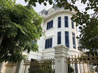 Cho thuê biệt thự lô góc 165m2 xây dựng 4 tầng+ 1 hầm, 55tr tại nguyễn thị định, cầu giấy, hà nội