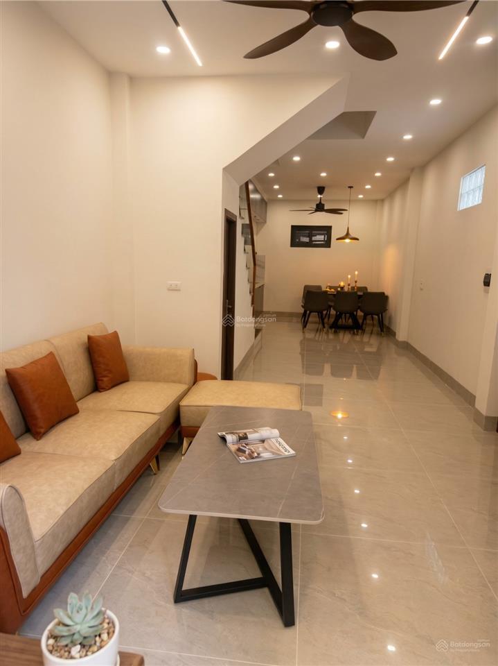 Chính chủ cần bán nhà phố sài đồng ô tô 4 chỗ đỗ cửa 20m ra ô tô tránh 2 thoáng diện tích 56m²