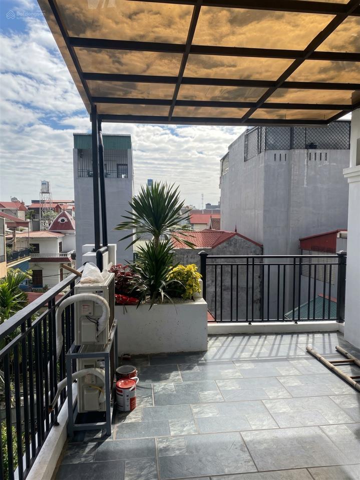Chính chủ cần bán nhà phố sài đồng ô tô 4 chỗ đỗ cửa 20m ra ô tô tránh 2 thoáng diện tích 56m²
