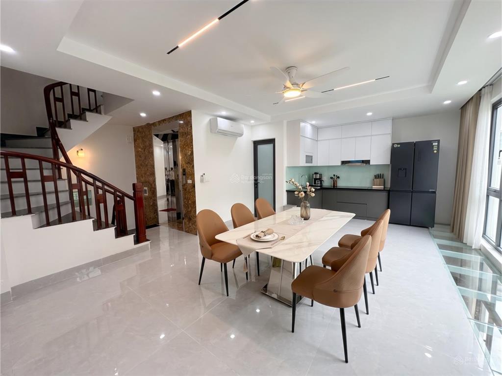 Siêu phẩm long biên, nhà đẹp 6 tầng, thang máy full nội thất, gần trường học và aeon mall