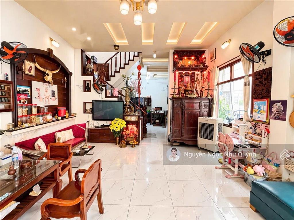 Chính chủ. 5,x tỷ quận 7, nhà 3 tầng đẹp, dt 65m2, 4pn, gần đh marketing, shr