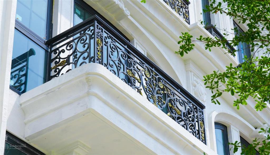 Gấp bán nhà hoàng quốc việt kéo dài 5 tầng, mt 5m, giá cực tốt chỉ hơn 15 tỷ, không quy hoạch