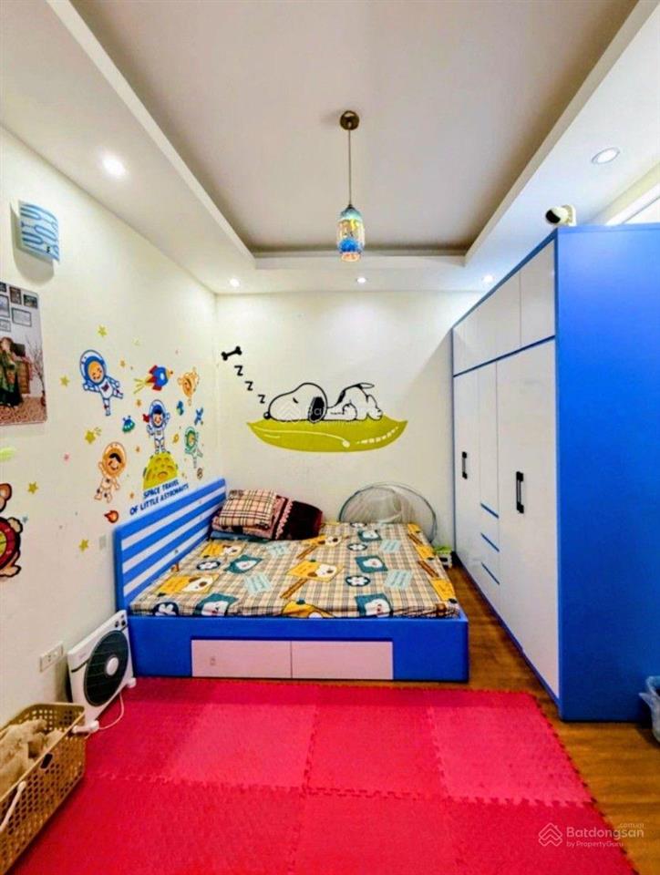 Mình cần bán nhà nguyễn khang, cầu giấy 36m2 hơn 8 tỷ, ngõ ba gác, xe máy tránh, có sân riêng để xe