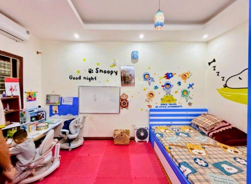 Mình cần bán nhà nguyễn khang, cầu giấy 36m2 hơn 8 tỷ, ngõ ba gác, xe máy tránh, có sân riêng để xe