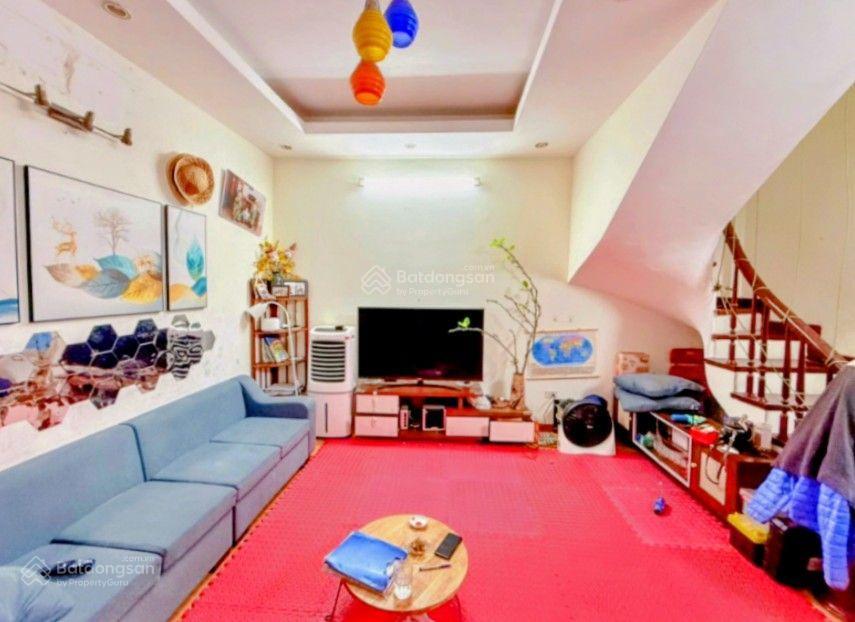 Mình cần bán nhà nguyễn khang, cầu giấy 36m2 hơn 8 tỷ, ngõ ba gác, xe máy tránh, có sân riêng để xe
