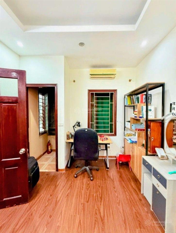 Mình cần bán nhà nguyễn khang, cầu giấy 36m2 hơn 8 tỷ, ngõ ba gác, xe máy tránh, có sân riêng để xe